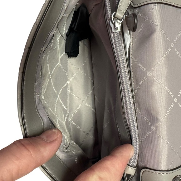 Michael Kors Peyton Medium Shoulder Flap Pearl Grey - Picture 6 of 10